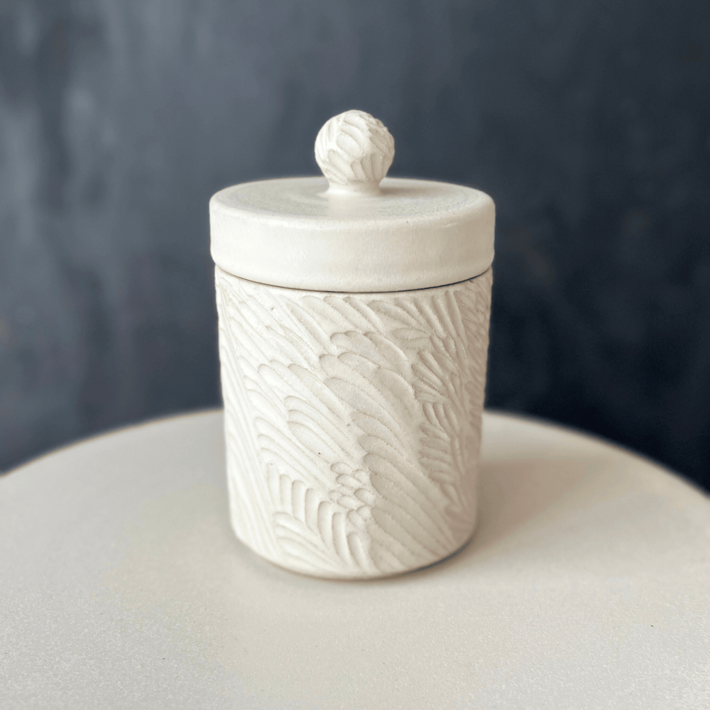 Jar with lid between