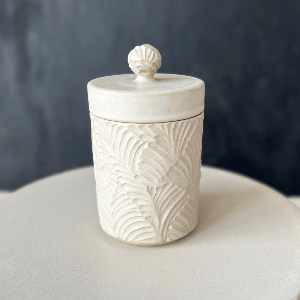 Jar with lid between