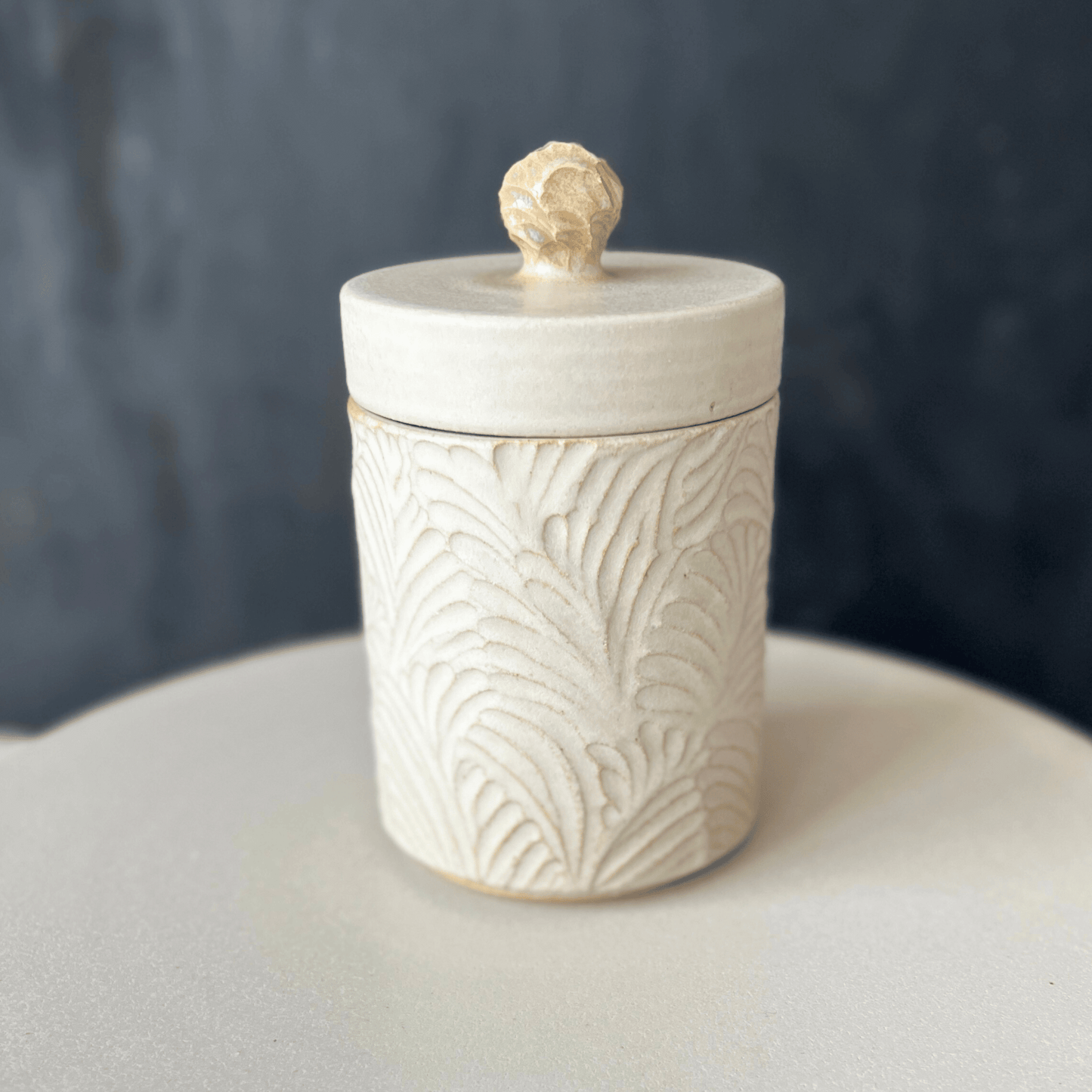 Jar with lid between