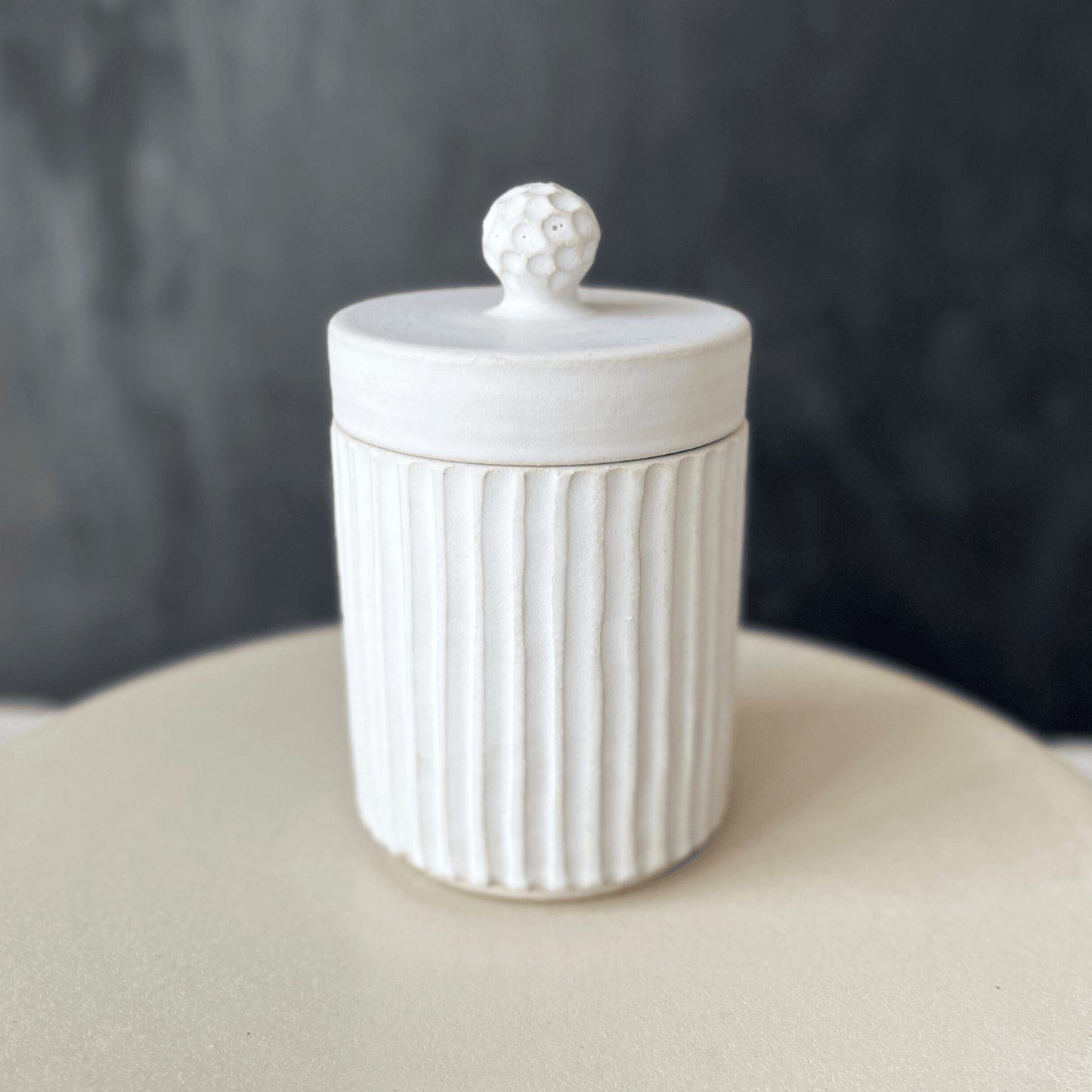 Jar with lid between