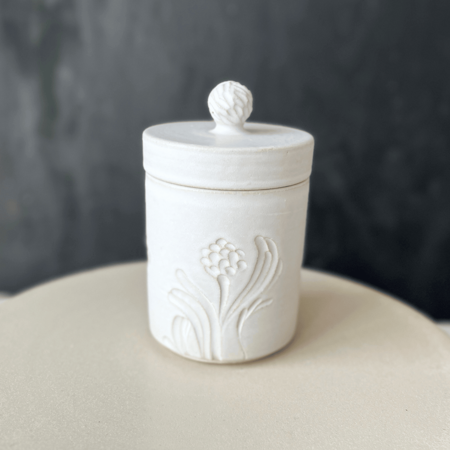 Jar with lid between