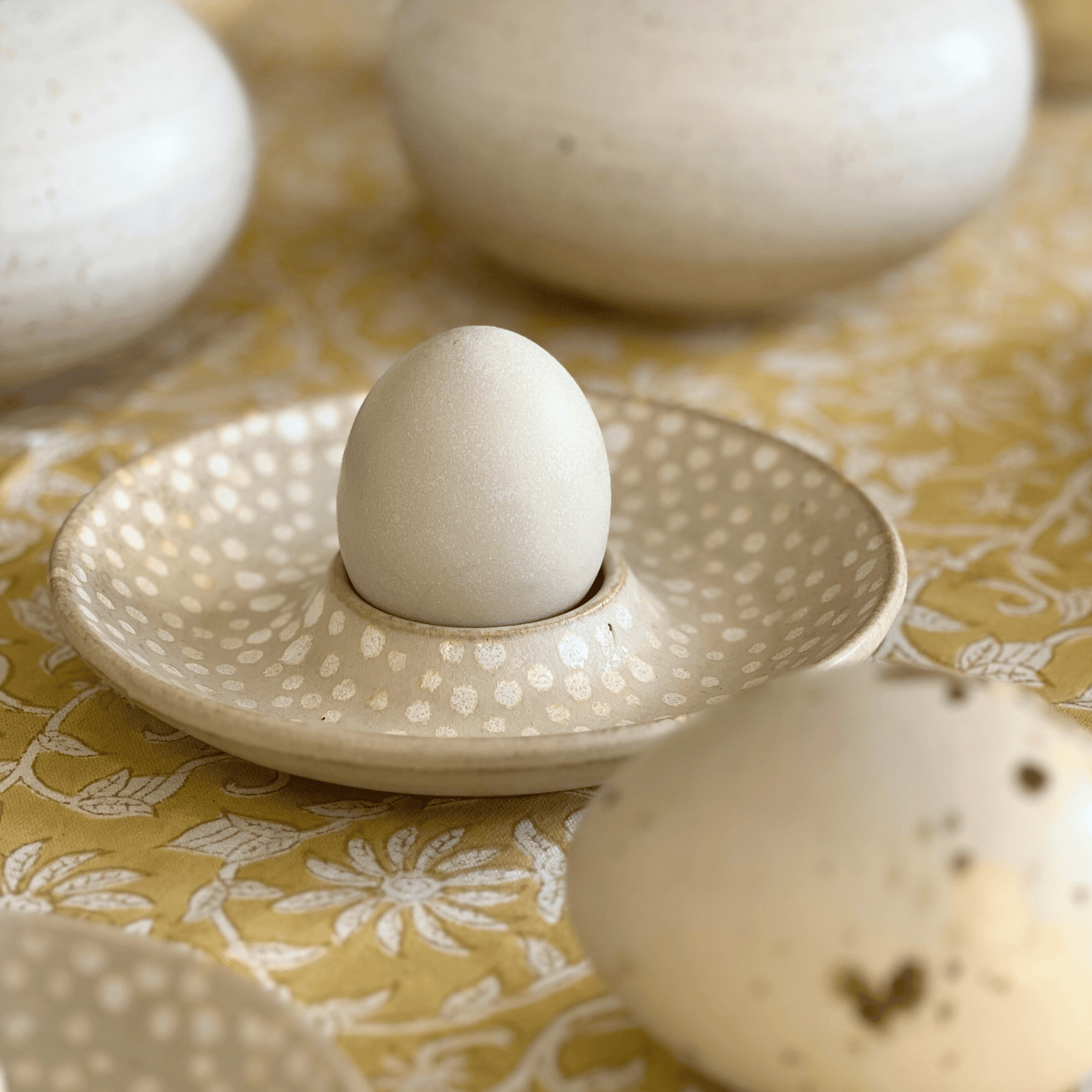 Egg cup dot small oat / white